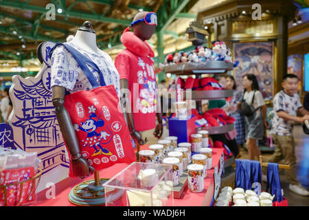 Mickey Mouse - thematische Reihen mit Shanghai Dialekt sind für den Verkauf in der Shanghai Disneyland an der Shanghai Disney Resort in Shanghai, China, 11. Juli Stockfoto