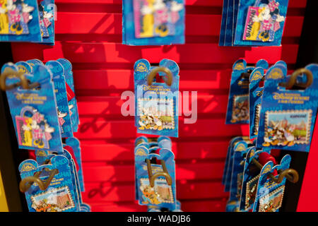 Mickey Mouse - thematische Reihen mit Shanghai Dialekt sind für den Verkauf in der Shanghai Disneyland an der Shanghai Disney Resort in Shanghai, China, 11. Juli Stockfoto