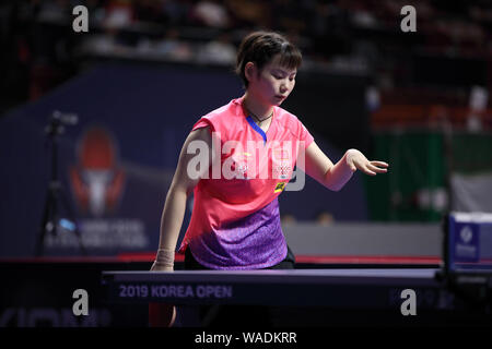 Er Zhuojia China reagiert, als er gegen Ding Ning China in der ersten Runde der Frauen Singles konkurriert während der SHINHAN BANK Korea Open in der Stockfoto