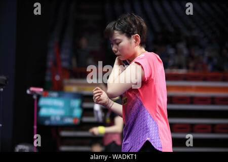 Er Zhuojia China reagiert, als er gegen Ding Ning China in der ersten Runde der Frauen Singles konkurriert während der SHINHAN BANK Korea Open in der Stockfoto