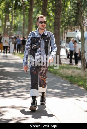 Trendige Frauen und Männer posieren für street Snap während der Pariser Modewoche für Männer im Frühjahr/Sommer 2020 in Paris, Frankreich, 10. Juli 2019. Stockfoto