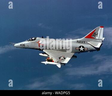 Douglas A-4E Skyhawk von VA-164 im Flug über Vietnam am 21. November 1967 (6430101). Stockfoto