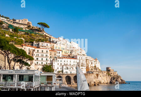 Amalfi, wunderschönen Dorf und Badeort Hauptstadt der gleichnamigen Amalfi Küste, hinter dem Golf von Neapel und in der Nähe von Positano, Sorrento, Ravello Stockfoto