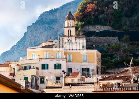 Amalfi, wunderschönen Dorf und Badeort Hauptstadt der gleichnamigen Amalfi Küste, hinter dem Golf von Neapel und in der Nähe von Positano, Sorrento, Ravello Stockfoto