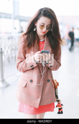 Chinesische Schauspielerin Lareina Song oder Song Zuer kommt an der Shanghai Hongqiao Bahnhof vor der Abreise in Shanghai, China, 7. Juli 2019. T-Shirt Stockfoto