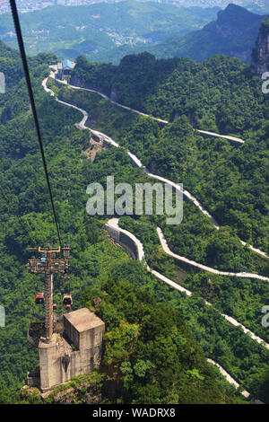 Luftaufnahme des berühmten Tongtian Avenue, ansonsten wie 'Biegen' für seine 99 Haarnadelkurven auf dem tianmen Mountain Scenic Spot in Zhangjiaj Stockfoto