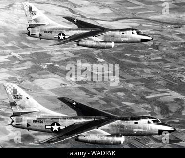 Douglas RB-66 B Zerstörer im Flug, zwei Flugzeuge Ausbildung (SN 53-426 und 53-432) 061102-F-1234P-021. Stockfoto