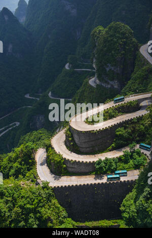 Luftaufnahme des berühmten Tongtian Avenue, ansonsten wie 'Biegen' für seine 99 Haarnadelkurven auf dem tianmen Mountain Scenic Spot in Zhangjiaj Stockfoto