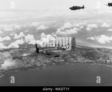 Douglas SBDs der Bombardierung Squadron 16 im Flug über Saipan am 15. Juni 1944. Stockfoto