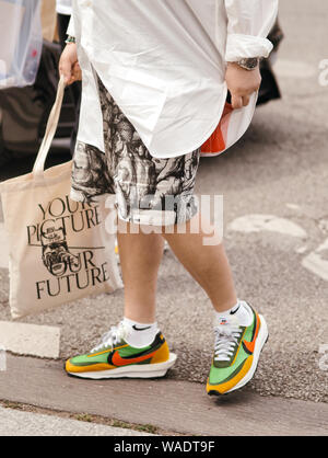 Trendige Frauen und Männer posieren für street Snap während der Pariser Modewoche für Männer im Frühjahr/Sommer 2020 in Paris, Frankreich, 10. Juli 2019. Stockfoto