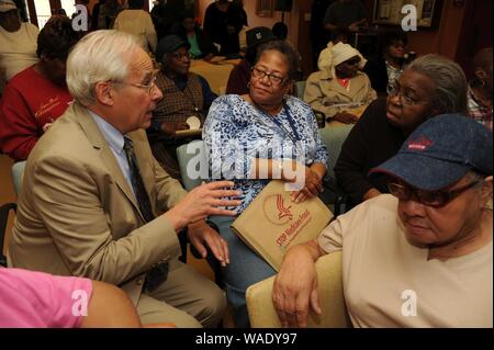 Dr. Donald Berwick, Administrator der Zentren für Medicare und Medicaid Services (CMS), Gespräche mit Washington DC Senioren über die Medicare geöffnet Anmeldefrist (2). Stockfoto