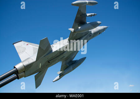 Kampfjets montiert für Displays im Außenbereich. Gegen den blauen Himmel mit Aufwärtstrend. Stockfoto