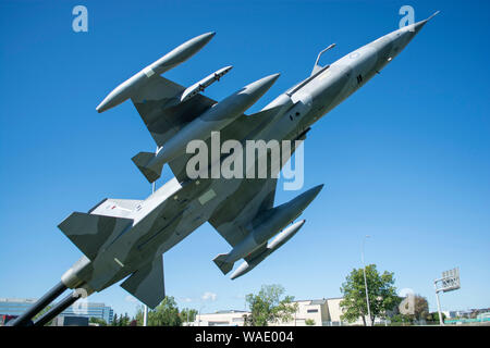 Kampfjets montiert für Displays im Außenbereich. Gegen den blauen Himmel mit Aufwärtstrend. Stockfoto