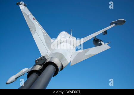 Kampfjets montiert für Displays im Außenbereich. Gegen den blauen Himmel mit Aufwärtstrend. Stockfoto