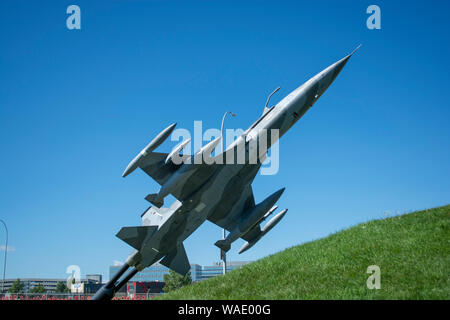 Kampfjets montiert für Displays im Außenbereich. Gegen den blauen Himmel mit Aufwärtstrend. Stockfoto