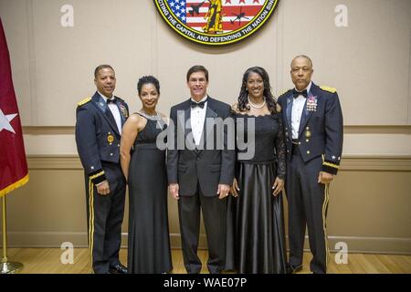 Dr. Mark Esper, Sekretär der Armee, mit Generalmajor William J. Walker und Brig. Gen. Aaron R. Dean II, mit ihren Frauen. Stockfoto