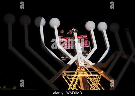 Dr. Thomas de Maizière Bundesminister für die Innenbeleuchtung der Menorah (16041509715). Stockfoto