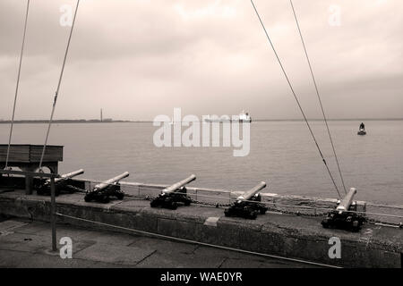 Ein Tanker und einer Segelyacht in den Solent aus Cowes auf der Isle of Wight Stockfoto