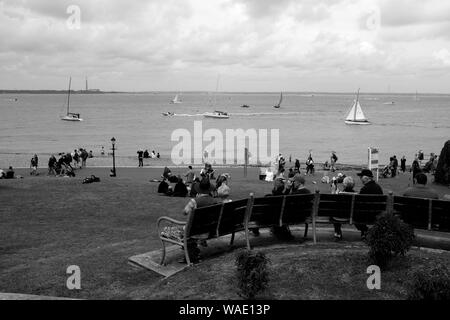 Zuschauer bei der Cowes Week auf dem Grün am Meer Cowes Cowes Isle of Wight Stockfoto