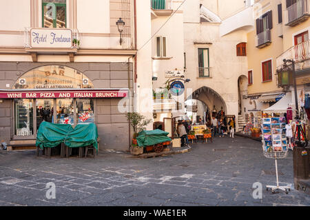 Amalfi, wunderschönen Dorf und Badeort Hauptstadt der gleichnamigen Amalfi Küste, hinter dem Golf von Neapel und in der Nähe von Positano, Sorrento, Ravello Stockfoto