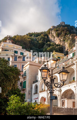 Amalfi, wunderschönen Dorf und Badeort Hauptstadt der gleichnamigen Amalfi Küste, hinter dem Golf von Neapel und in der Nähe von Positano, Sorrento, Ravello Stockfoto