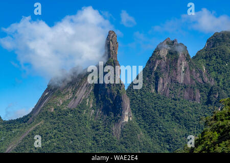 Wolken in den Bergen. Exotische Berge. Herrliche Berge. Berg Gottes Finger, der Stadt Teresopolis, Bundesstaat Rio de Janeiro, Brasilien, Sout Stockfoto