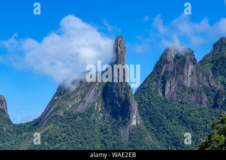 Wolken in den Bergen. Exotische Berge. Herrliche Berge. Berg Gottes Finger, der Stadt Teresopolis, Bundesstaat Rio de Janeiro, Brasilien, Sout Stockfoto