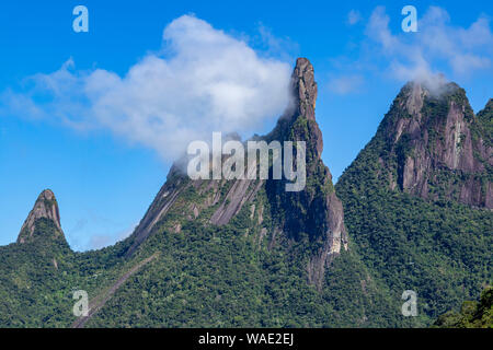 Wolken in den Bergen. Exotische Berge. Herrliche Berge. Berg Gottes Finger, der Stadt Teresopolis, Bundesstaat Rio de Janeiro, Brasilien, Sout Stockfoto