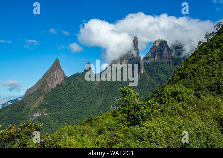 Wolken in den Bergen. Exotische Berge. Herrliche Berge. Berg Gottes Finger, der Stadt Teresopolis, Bundesstaat Rio de Janeiro, Brasilien, Sout Stockfoto