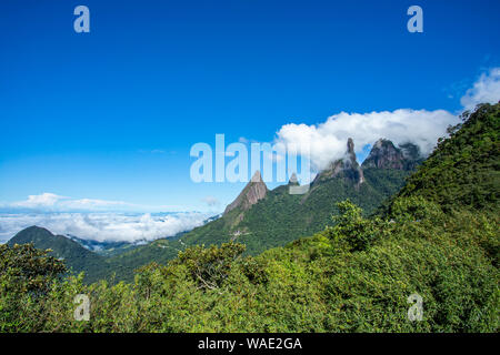 Wolken in den Bergen. Exotische Berge. Herrliche Berge. Berg Gottes Finger, der Stadt Teresopolis, Bundesstaat Rio de Janeiro, Brasilien, Sout Stockfoto