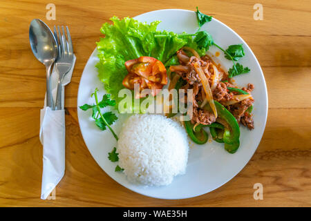 Blick von oben auf die köstliche asiatische Mahlzeit mit Stir gebratenes Rindfleisch Stockfoto