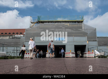 Berlin, Deutschland. 19 Aug, 2019. Die Station am Wittenbergplatz ist mit Gerüst ausgestattet. Die Fassade ist es gerade renoviert. Credit: Paul Zinken/dpa/Alamy leben Nachrichten Stockfoto