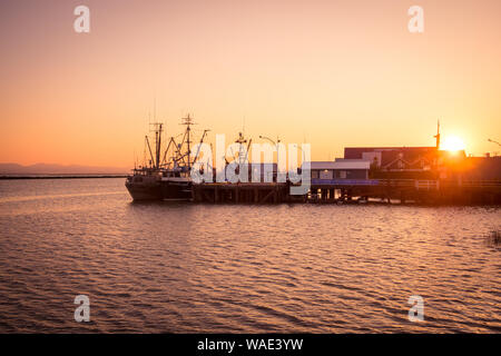 Sonnenuntergang über Fisherman's Wharf in Steveston Village, Richmond, Vancouver, British Columbia, Kanada. Stockfoto