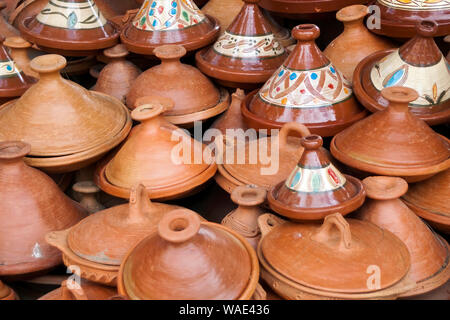 Chefchaouen Marokko, Ton tagines auf einen Stall im Souk gestapelt Stockfoto