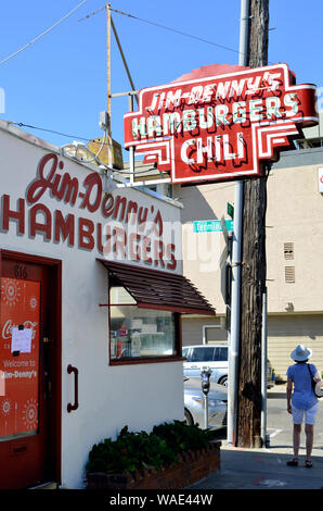 Sacramento. Jim-Denny's Hamburger, Diner in Sacramento, Kalifornien, USA, wegen 104 Grad Temperatur für den Tag geschlossen. (Siehe Schild an Tür) Stockfoto