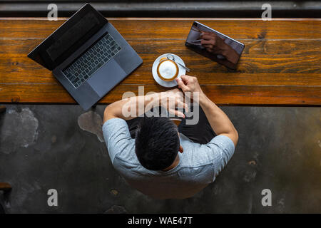 Mit Laptop und Tablet während Kaffee in der Cafeteria genießen Freiberufler Stockfoto