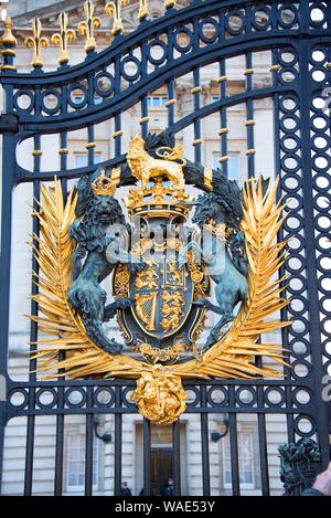 Schließen Sie das königliche Emblem auf Buckingham Palace Eingang. Stockfoto