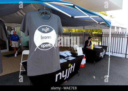 New York, Vereinigte Staaten. 19 Aug, 2019. NYJTL Bronx geöffnet an der Cary Leeds Tennis Center, in Crotona Park in der New Yorker Bronx. Das Turnier, das der Öffentlichkeit frei ist, ist die erste professionelle Turnier in der Bronx seit 2012. Quelle: Adam Stoltman/Alamy leben Nachrichten Stockfoto
