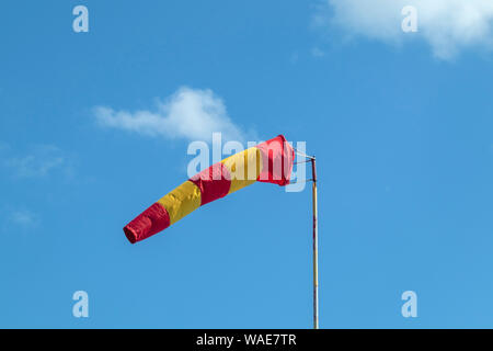 Gelbe und rote Windsack gegen den blauen Himmel Stockfoto