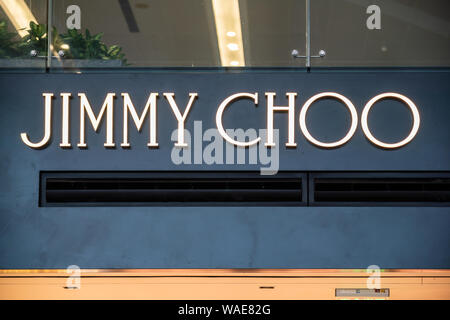 Jimmy Choo Logo eine britische High Fashion House spezialisiert auf Luxus Schuhe, in Shanghai Hongqiao International Airport gesehen. Stockfoto