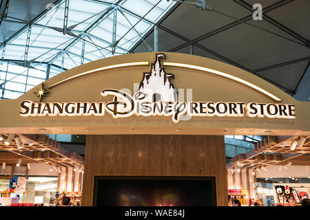 Shanghai Disney Resort Store in Shanghai Hongqiao International Airport gesehen. Stockfoto