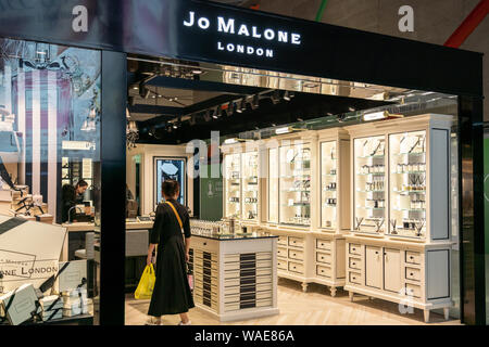 Britische Parfum und Duft Kerze Marke Jo Malone Stores in London in Shanghai Hongqiao International Airport gesehen. Stockfoto