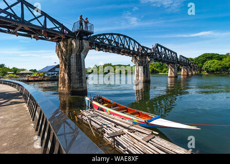 Zwei Touristen über den Kwai River mit Blick von der Brücke über den River Kwai (Tod Eisenbahn im 2. Weltkrieg) mit einem Schnellboot, Kanchanaburi, Thailand. Stockfoto