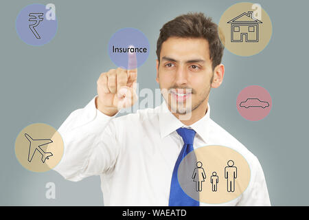 Geschäftsmann zieht Versicherungskonzept Stockfoto