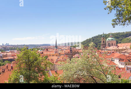 Panoramablick auf das historische Zentrum von Prag, Hradschin und Moldau von der Prager Burg entfernt. Prag, Tschechische Republik. Stockfoto