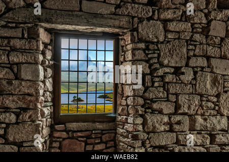 Durch ein Fenster in eine Mauer aus Stein auf der Insel Skye Stockfoto