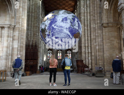 Peterborough, Großbritannien. 19 Aug, 2019. Peterborough Kathedrale ist für das Hosting einer touring Kunstwerk 'Gaia', des Planeten Erde. "Gaia" der britische Künstler Luke Jerram erstellt wurde, und die Erde, mit 7 Meter Durchmesser, in Peterborough Kathedrale, im 12. Jahrhundert bis zum 15. September 2019 gebaut. Gaia, die Erde Artwork, Peterborough Kathedrale, Peterborough, Cambridgeshire, am 19. August 2019. Credit: Paul Marriott/Alamy leben Nachrichten Stockfoto