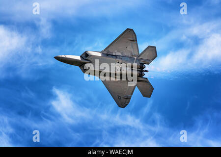 F-22 Raptor fighter Jet während der High Performance Manöver bei Travis AFB, Kalifornien Stockfoto