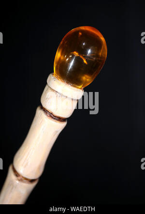 Ein Blick auf den Prototyp Zuckerrohr für Richard Attenborough Charakter John Hammond im Film Jurassic Park 1993 (Schätzung?? 5-7000), während eine Vorschau auf den kommenden Film und Fernsehen Erinnerungsstücke Auktion an der Prop Shop Head Office in der Nähe von Rickmansworth. Stockfoto