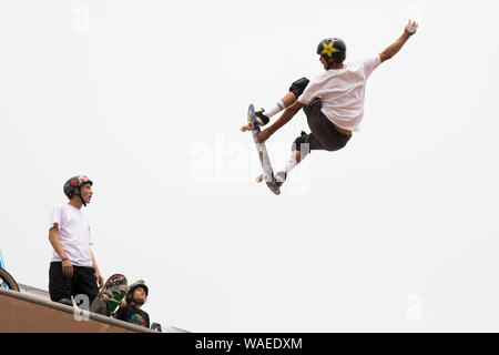 Skateboarder Bucky Lasek machen Tricks. Vans US Open von Surfen, Huntington Beach, Kalifornien, Vereinigte Staaten von Amerika Stockfoto